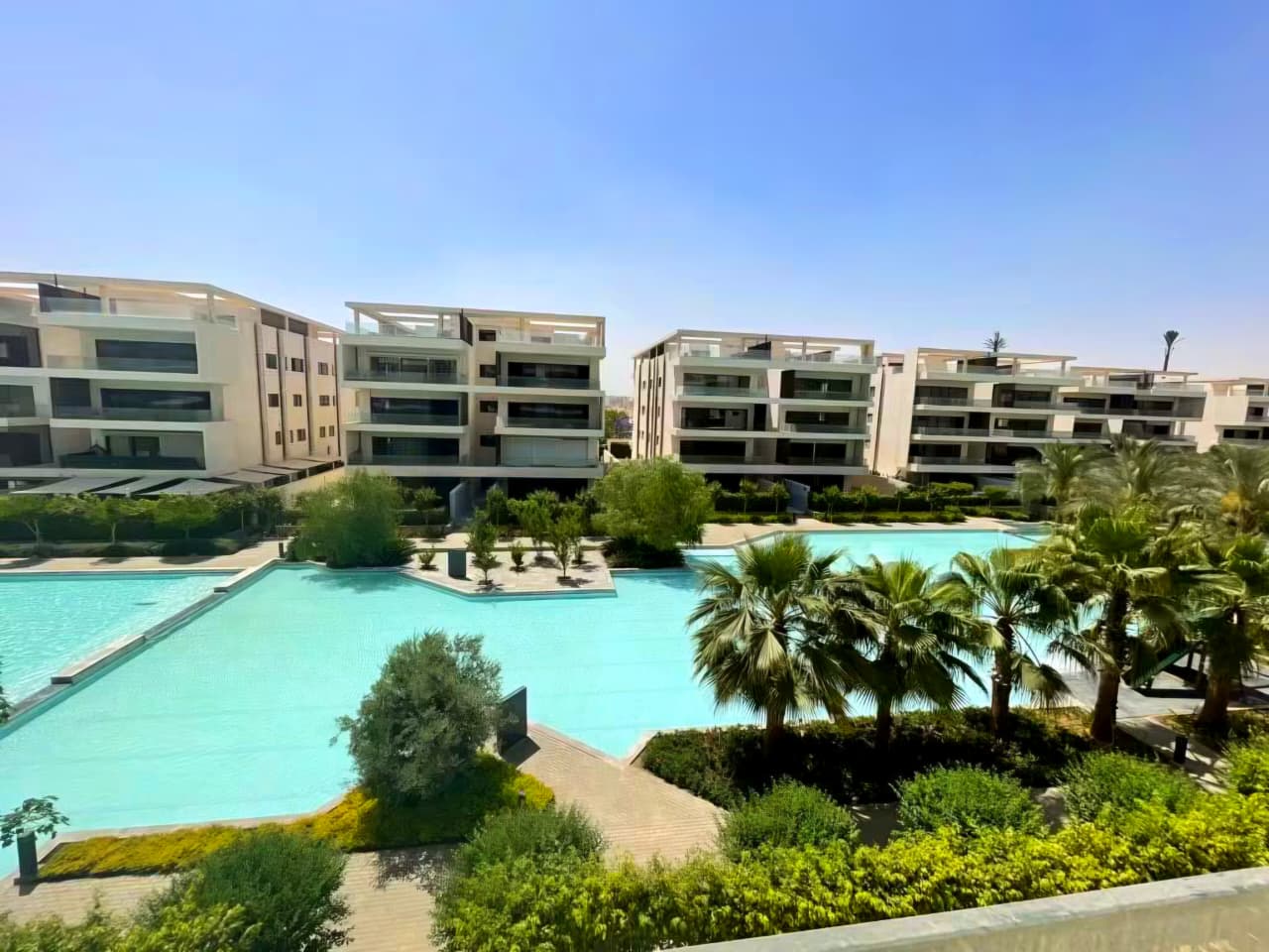 2-bedroom, 2-bathroom hotel apartment (ground floor with a garden)